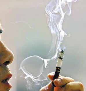 那个他是怎么熄烟的呢